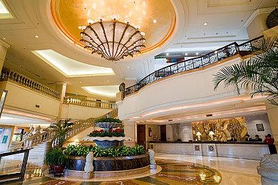 《流浪地球2》“镜面”海报 刘培强与图恒宇在镜屋中重合